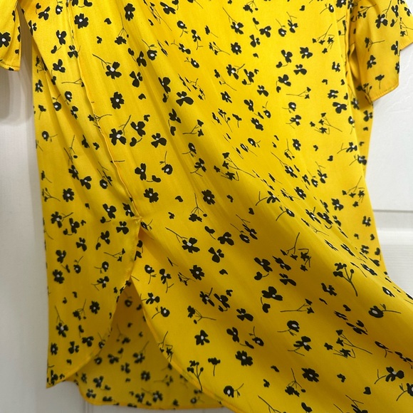 Banana Republic silk blend blouse with shirttail length. XS - Picture 4 of 4